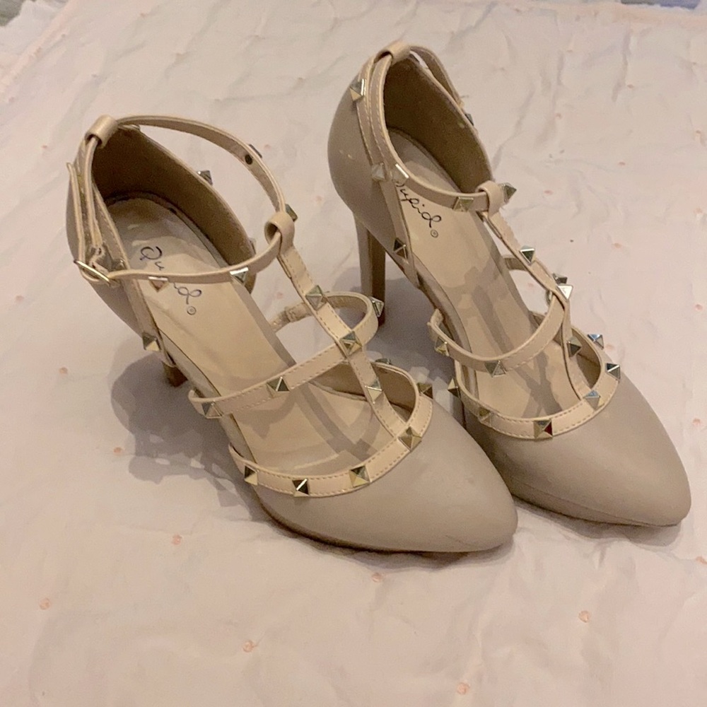 Nude Pumps